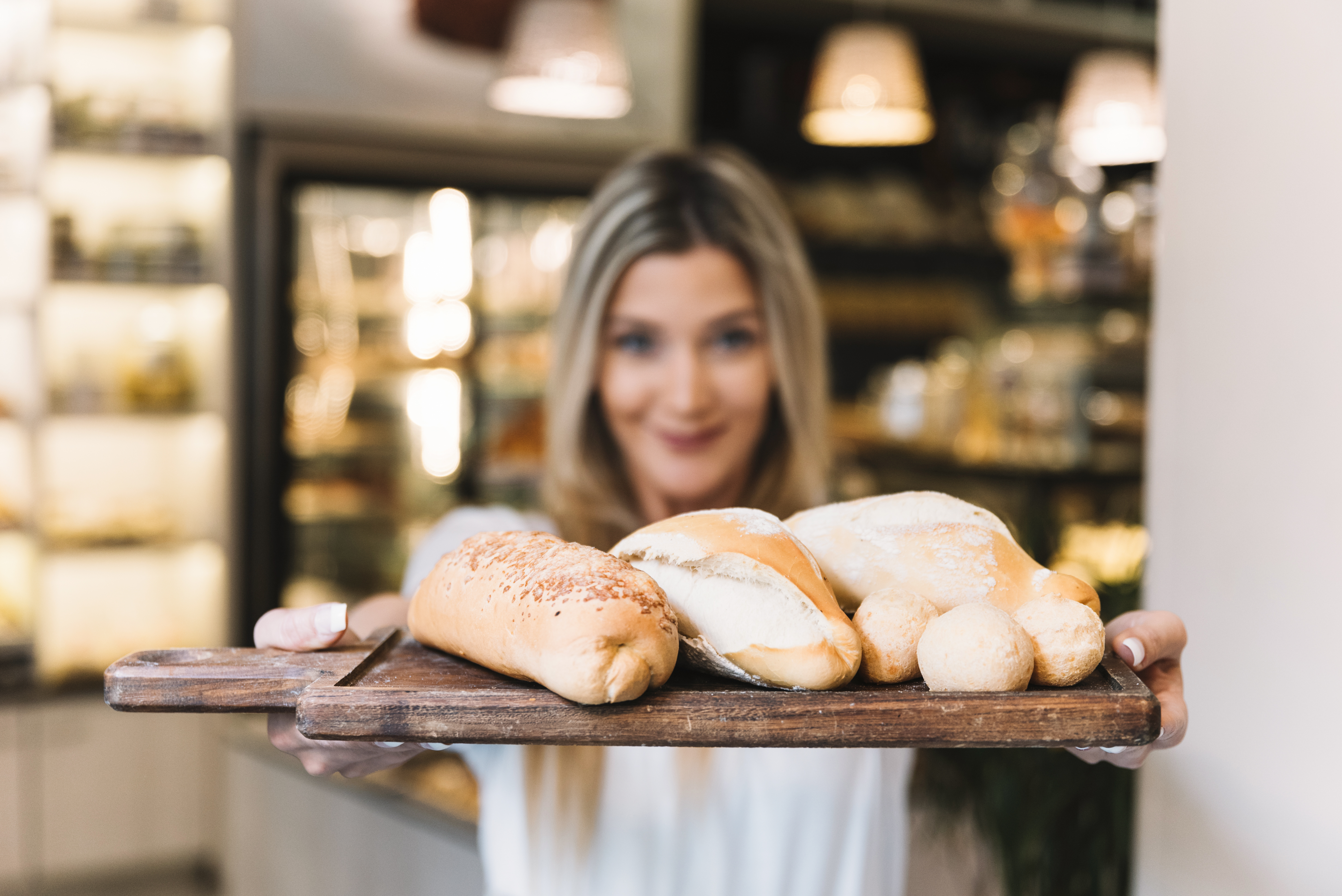Padeiro oferecendo pão fresco